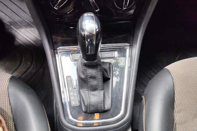 Used Volkswagen C-TREK 2018 230TSI DSG Comfort Model Gear Lever
