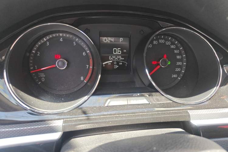 Used Volkswagen C-TREK 2018 230TSI DSG Comfort Model Odometer Close Up
