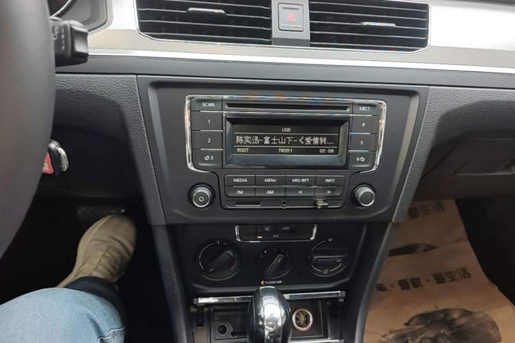 Used Volkswagen C-TREK 2018 1.5L Automatic Fashion Model Audio And AC Panel