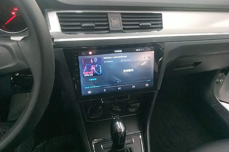 Used Volkswagen C-TREK 2018 1.5L Automatic Fashion Model Audio And AC Panel