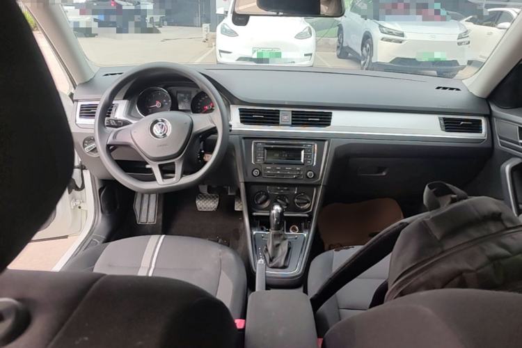 Used Volkswagen C-TREK 2018 1.5L Automatic Fashion Model Center Console