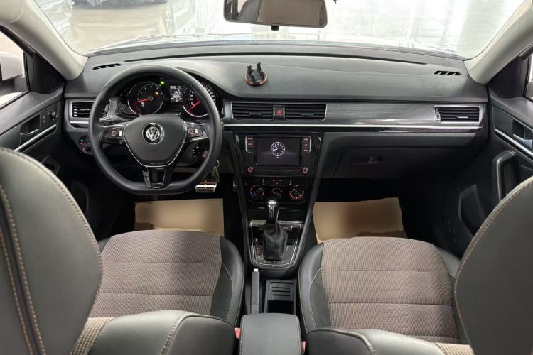 Used Volkswagen C-TREK 2018 1.5L Automatic Comfort Model Center Console