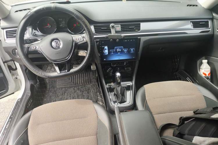 Used Volkswagen C-TREK 2018 1.5L Automatic Comfort Model Center Console