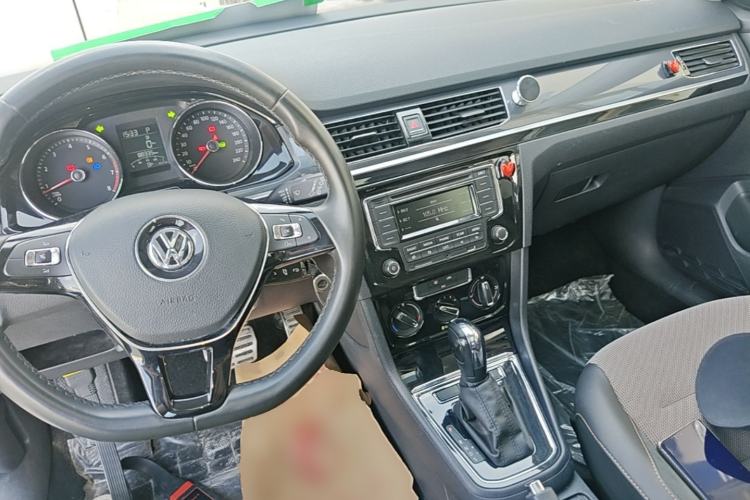 Used Volkswagen C-TREK 2018 1.5L Automatic Comfort Model Center Console