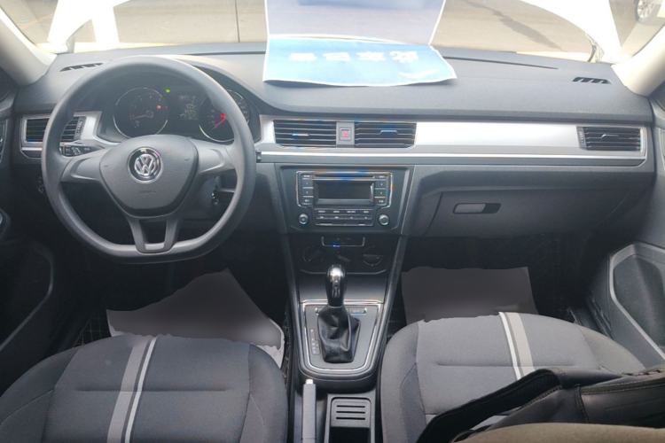Used Volkswagen C-TREK 2018 1.5L Automatic Fashion Model Center Console