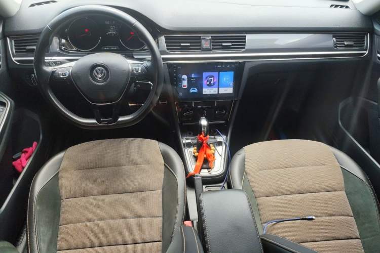 Used Volkswagen C-TREK 2018 1.5L Automatic Comfort Model Center Console