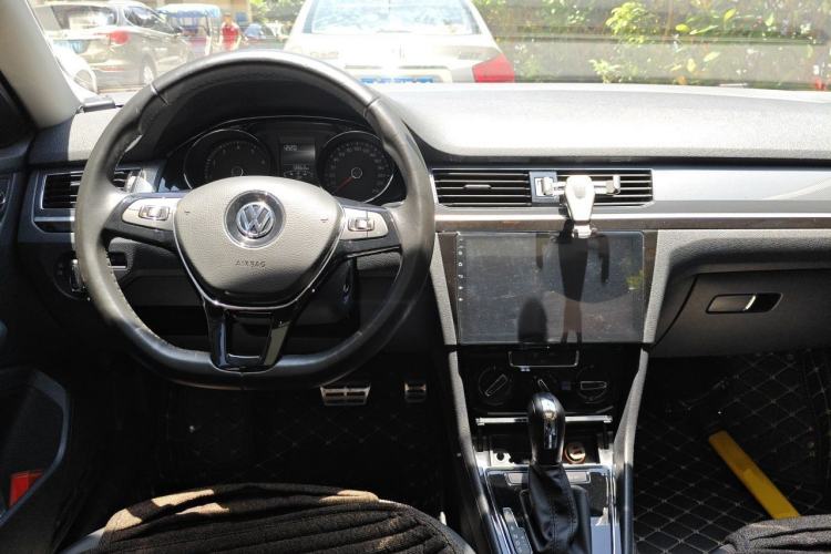 Used Volkswagen C-TREK 2018 1.5L Automatic Comfort Model Center Console