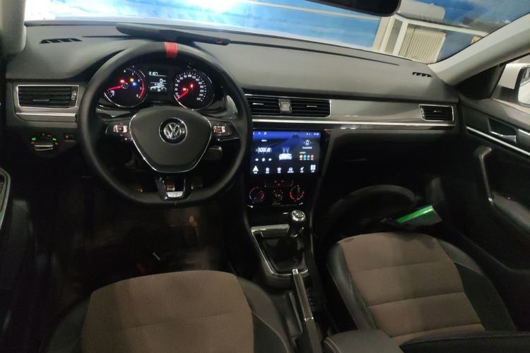 Used Volkswagen C-TREK 2018 1.5L Manual Comfort Model Center Console