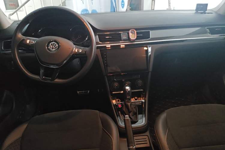 Used Volkswagen C-TREK 2018 230TSI DSG Luxury Version Center Console