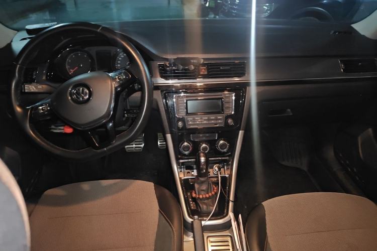Used Volkswagen C-TREK 2018 1.5L Automatic Comfort Model Center Console