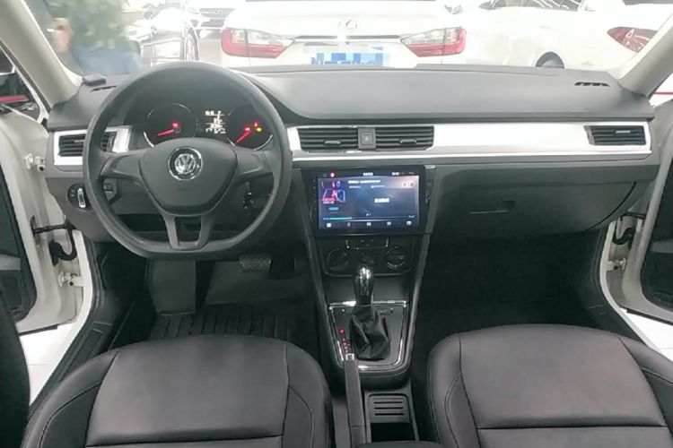 Used Volkswagen C-TREK 2018 1.5L Automatic Fashion Model Center Console