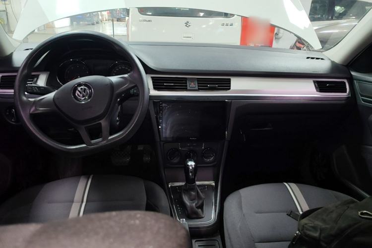 Used Volkswagen C-TREK 2018 1.5L Automatic Fashion Model Center Console