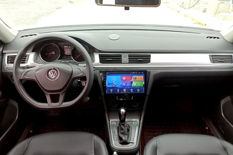 Used Volkswagen C-TREK 2018 1.5L Automatic Fashion Model Center Console