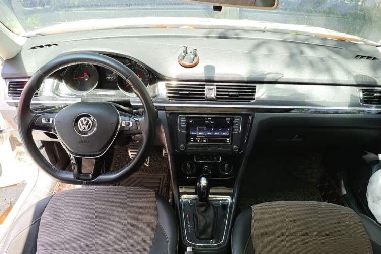Used Volkswagen C-TREK 2018 1.5L Automatic Comfort Model Center Console