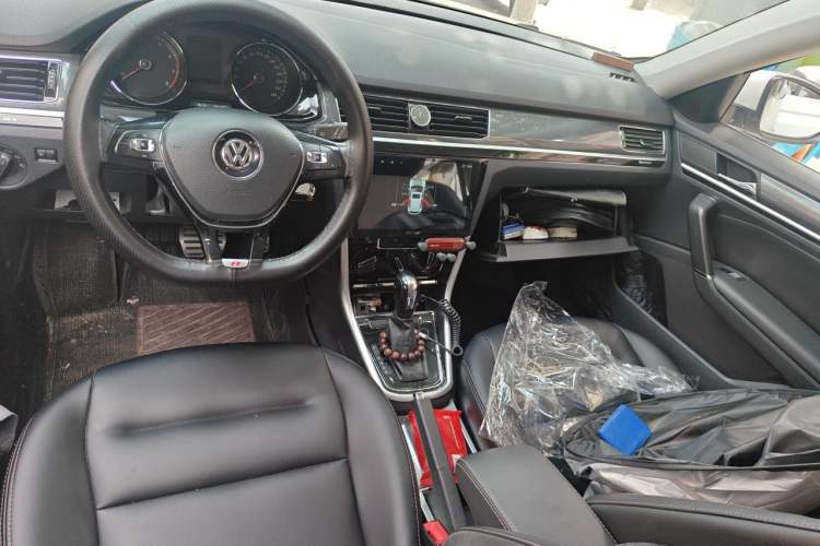 Used Volkswagen C-TREK 2018 1.5L Automatic Comfort Model Center Console