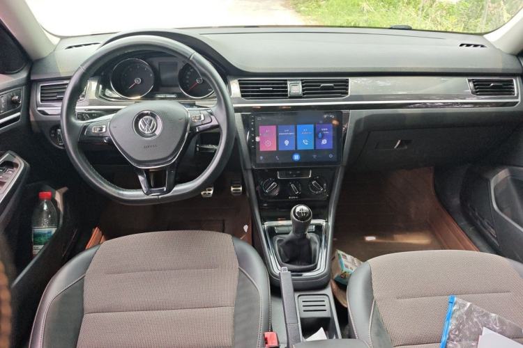 Used Volkswagen C-TREK 2018 1.5L Manual Comfort Model Center Console