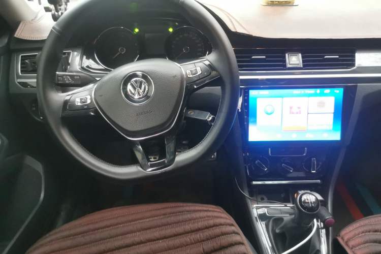 Used Volkswagen C-TREK 2018 1.5L Manual Comfort Model Center Console