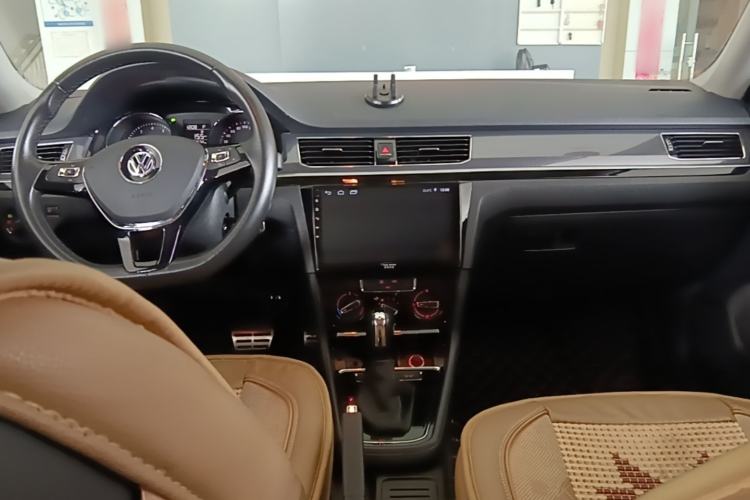 Used Volkswagen C-TREK 2018 1.5L Automatic Comfort Model Center Console