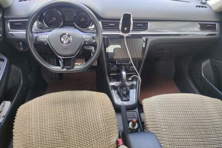 Used Volkswagen C-TREK 2018 1.5L Automatic Comfort Model Center Console