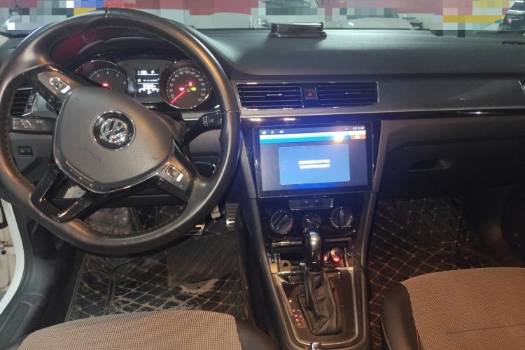 Used Volkswagen C-TREK 2018 1.5L Automatic Comfort Model Center Console