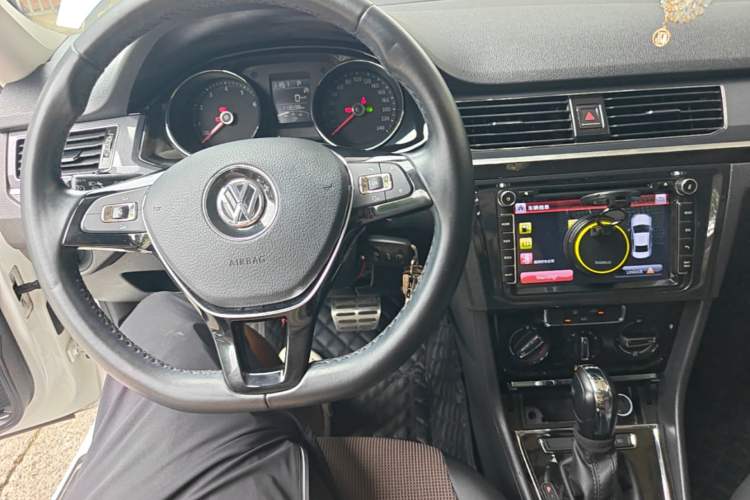 Used Volkswagen C-TREK 2018 230TSI DSG Comfort Model Center Console