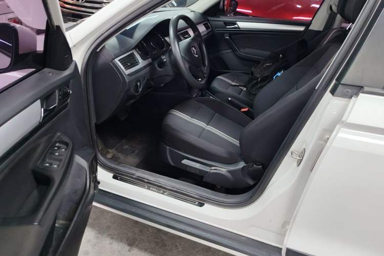 Used Volkswagen C-TREK 2018 1.5L Automatic Fashion Model Driver Seat