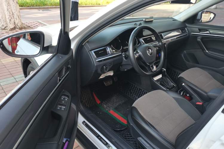 Used Volkswagen C-TREK 2018 1.5L Automatic Luxury Edition Driver Seat