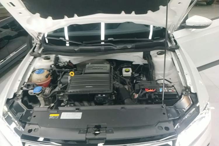 Used Volkswagen C-TREK 2018 1.5L Automatic Fashion Model Engine Bay