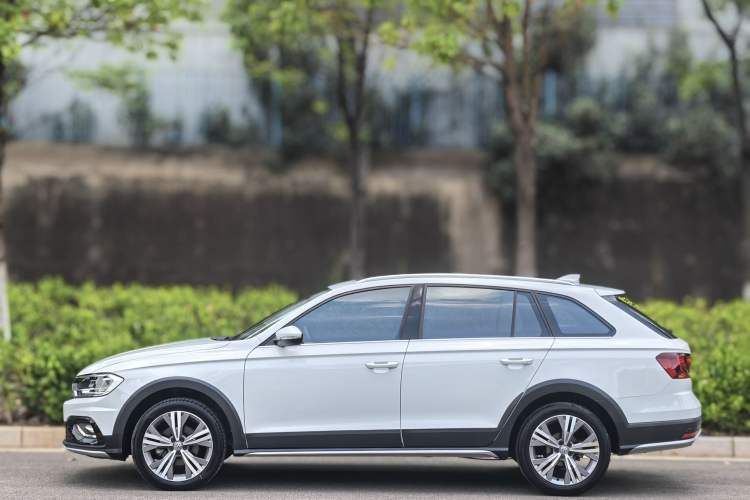 Used Volkswagen C-TREK 2018 1.5L Automatic Luxury Edition Exterior 4