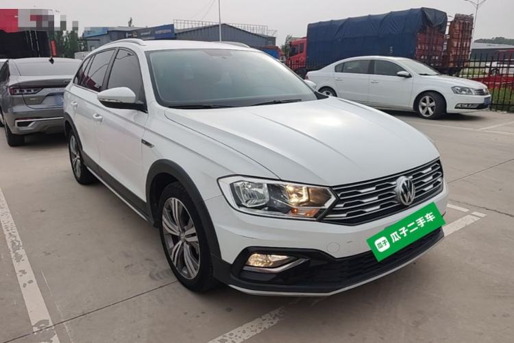Used Volkswagen C-TREK 2018 1.5L Automatic Fashion Model Front Right 45 Deg
