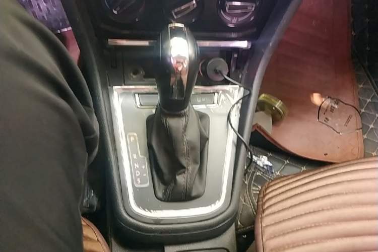 Used Volkswagen C-TREK 2018 1.5L Automatic Comfort Model Gear Lever