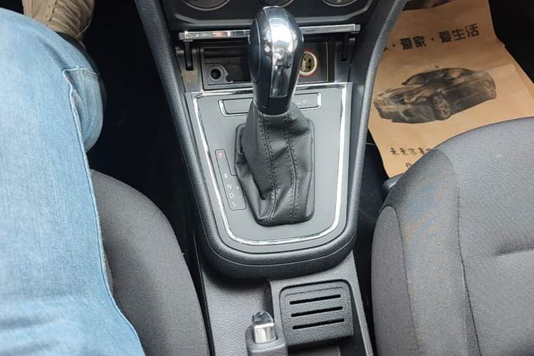 Used Volkswagen C-TREK 2018 1.5L Automatic Fashion Model Gear Lever