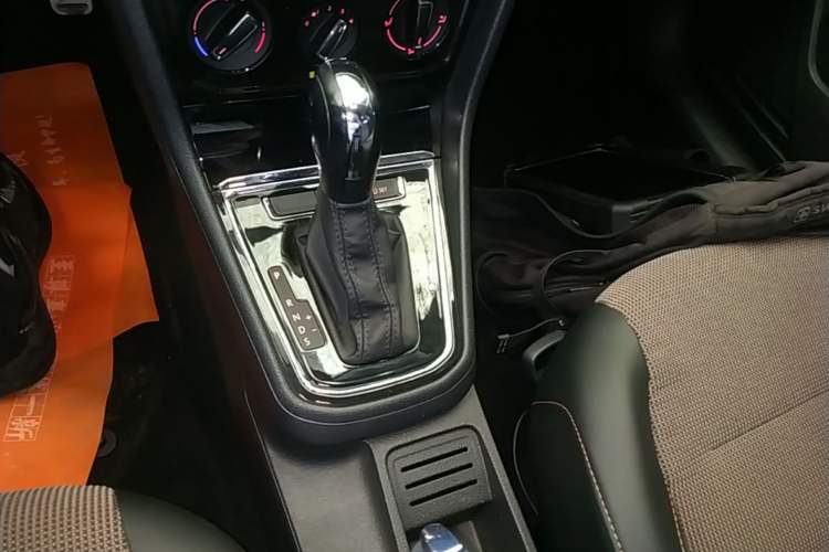 Used Volkswagen C-TREK 2018 1.5L Automatic Comfort Model Gear Lever