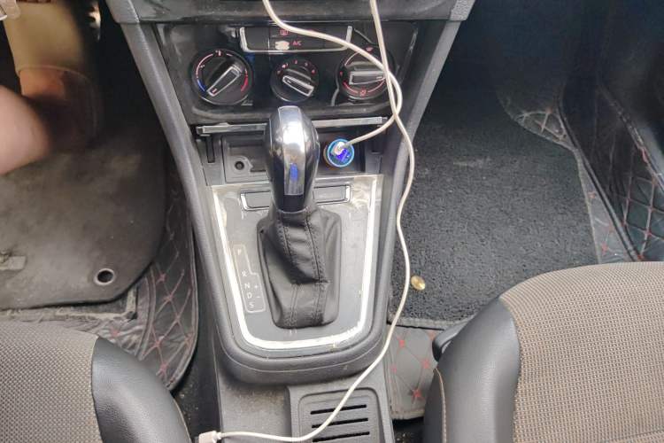 Used Volkswagen C-TREK 2018 1.5L Automatic Comfort Model Gear Lever