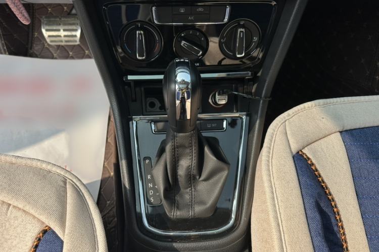 Used Volkswagen C-TREK 2018 230TSI DSG Comfort Model Gear Lever