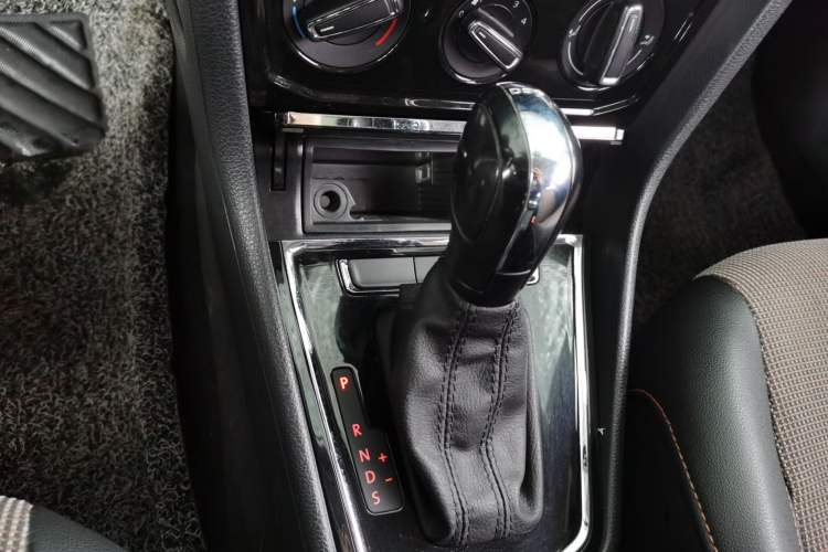 Used Volkswagen C-TREK 2018 230TSI DSG Comfort Model Gear Lever