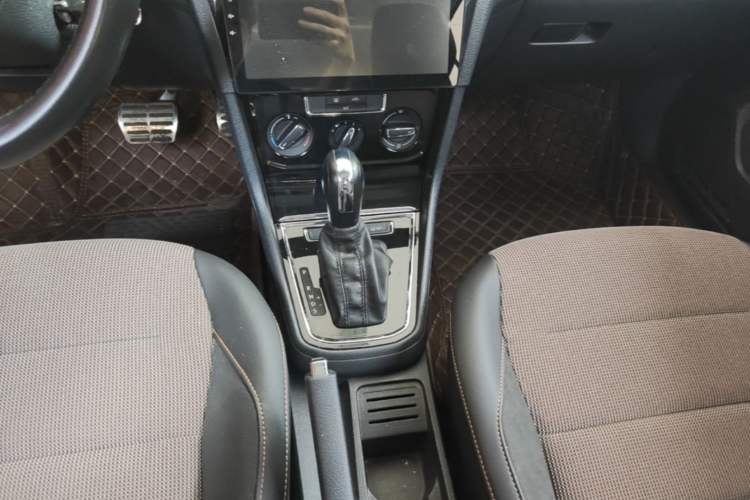 Used Volkswagen C-TREK 2018 1.5L Automatic Comfort Model Gear Lever