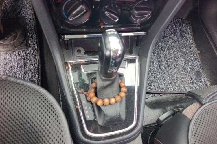 Used Volkswagen C-TREK 2018 230TSI DSG Comfort Model Gear Lever