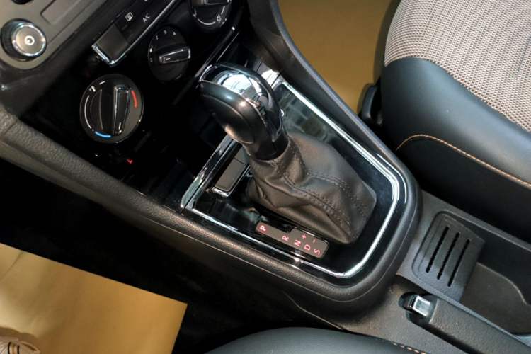 Used Volkswagen C-TREK 2018 1.5L Automatic Comfort Model Gear Lever