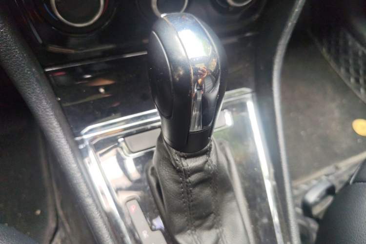 Used Volkswagen C-TREK 2018 1.5L Automatic Comfort Model Gear Lever