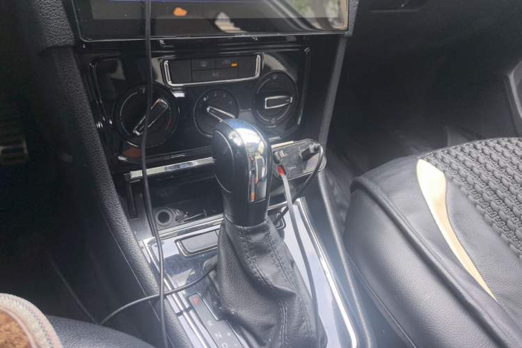 Used Volkswagen C-TREK 2018 1.5L Automatic Comfort Model Gear Lever