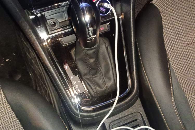Used Volkswagen C-TREK 2018 1.5L Automatic Comfort Model Gear Lever