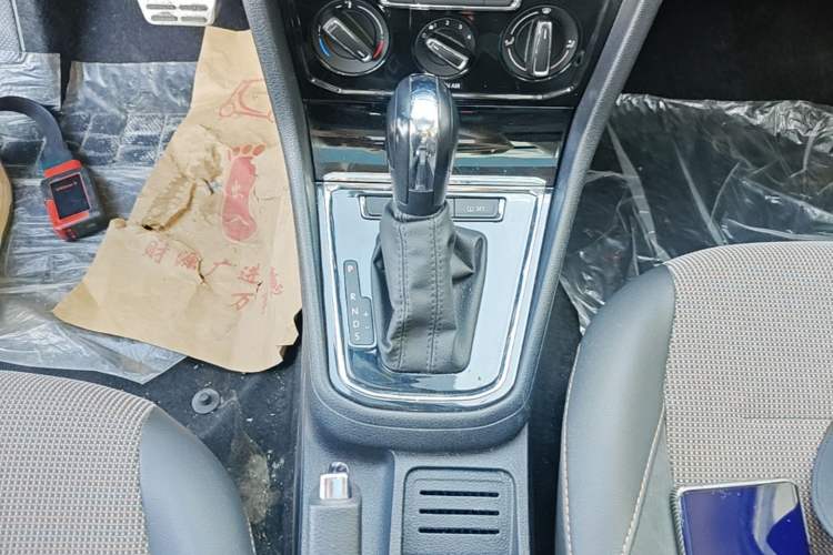 Used Volkswagen C-TREK 2018 1.5L Automatic Comfort Model Gear Lever