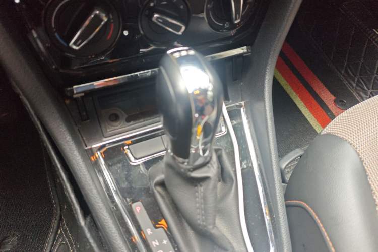 Used Volkswagen C-TREK 2018 230TSI DSG Comfort Model Gear Lever