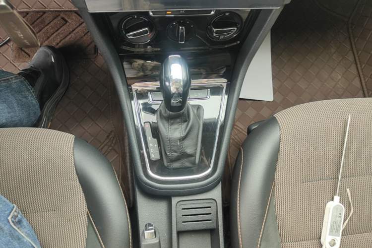 Used Volkswagen C-TREK 2018 1.5L Automatic Comfort Model Gear Lever