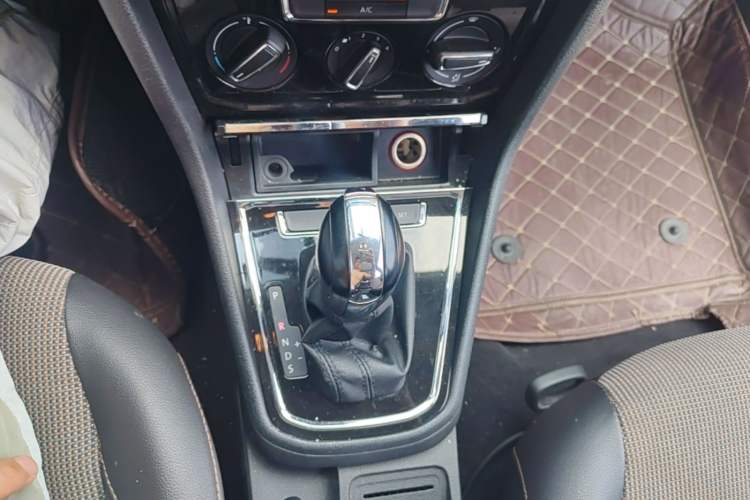 Used Volkswagen C-TREK 2018 1.5L Automatic Comfort Model Gear Lever