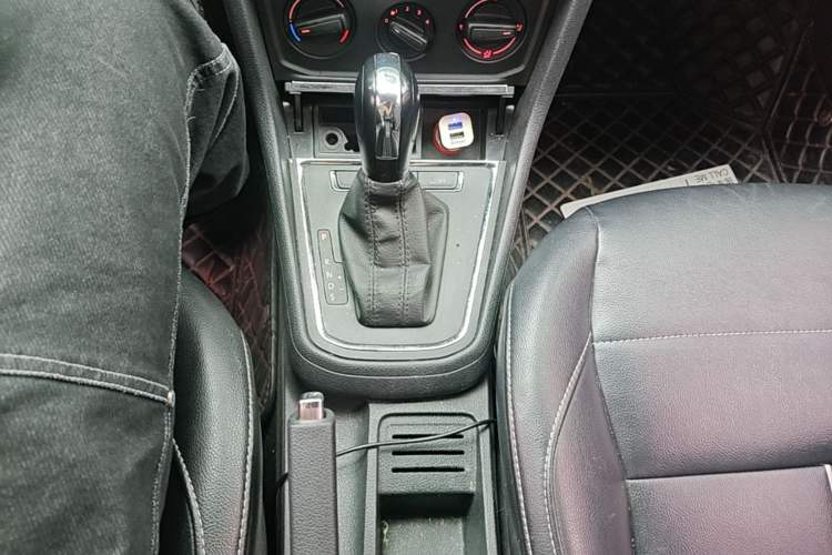 Used Volkswagen C-TREK 2018 1.5L Automatic Fashion Model Gear Lever