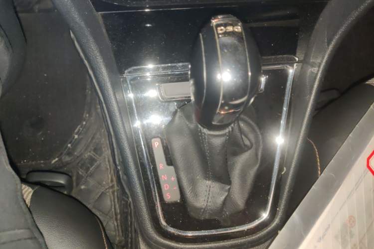 Used Volkswagen C-TREK 2018 230TSI DSG Comfort Model Gear Lever