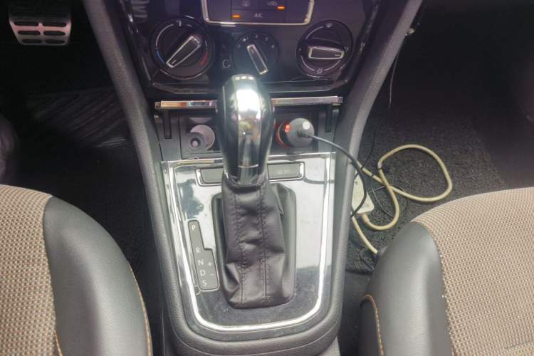 Used Volkswagen C-TREK 2018 230TSI DSG Comfort Model Gear Lever