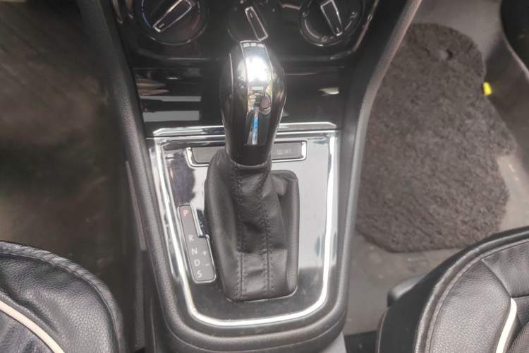 Used Volkswagen C-TREK 2018 230TSI DSG Comfort Model Gear Lever